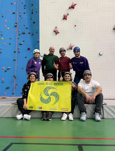 MIEMBROS DE LA ONCE PRUEBAN EL MUNDO VERTICAL