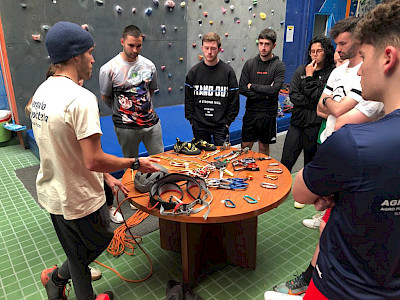 El AMI A COLABORADO CON  EL CEIP RODOLFO UCHA PIÑEIRO